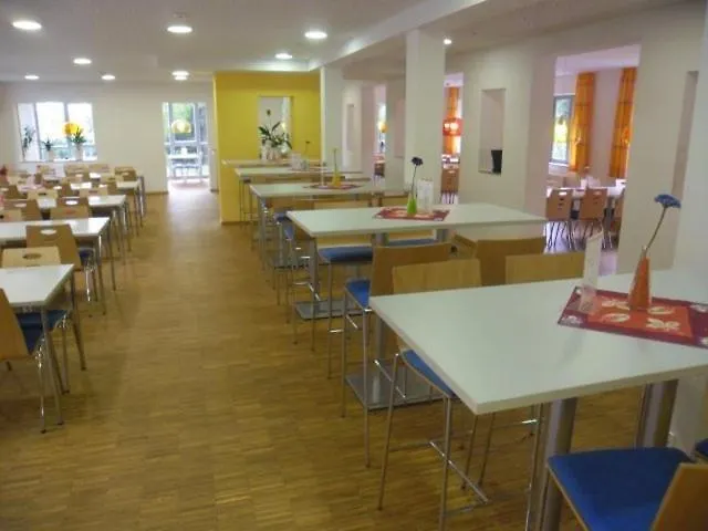 بيت شباب دي جيه إتش جوغيندهيربرغ إنترناشيونال *